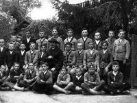 Rácz Ferenc tanítványaival 1920-ban
